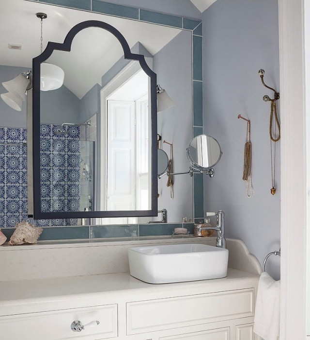 modern-badezimmer-designmöbel-spiegelwand-aufsatzbecken-keramisch-weiß