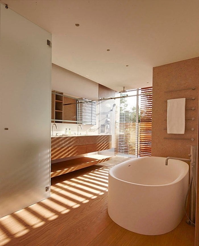modern-badezimmer-laminat-fußboden-gestaltung-freistehende-badewanne-keramisch