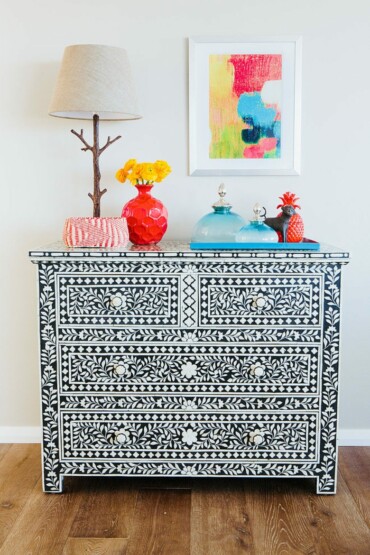 moderne-Kommode-mit-Blumenmuster-Dekor