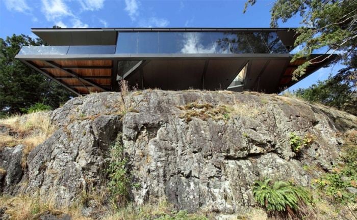 moderne architektur haus-felsen-gebaut-glafassade