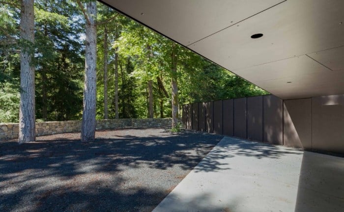 moderne-architektur-hinterhof-garage-baume