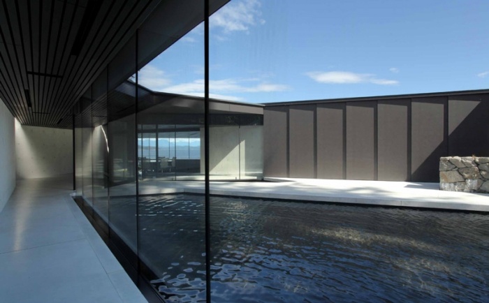 moderne-architektur-innenhof-mit-pool-schwarz-weiss-glaswande