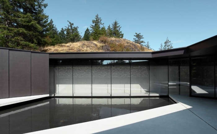 moderne-architektur-innenhof-schwarze-fassaden-paneele