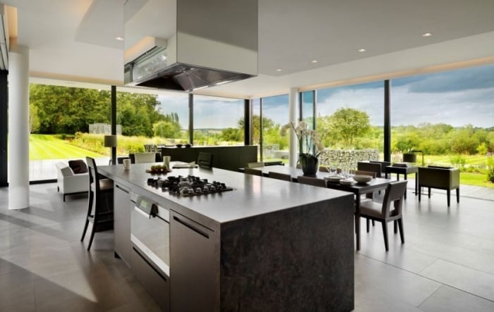 moderne-küche-kochinsel-panoramafenster-ausblicke-ufer-landschaft