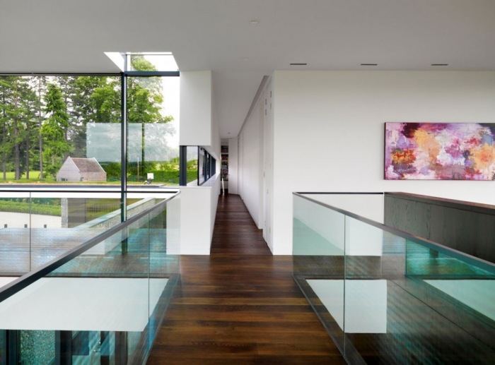 moderne-villa-innenraum-gestaltung-geländer-glas-treppenhaus-boden-holz