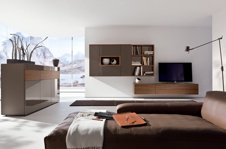 moderne-wohnzimmermobel-braun-holz-hochglanz-nussbaum-weiss-wandfarbe