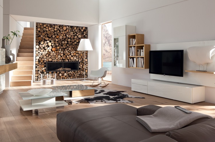 moderne-wohnzimmermobel-weiss-holzboden-wanddekoration-holz-kamin-brennholz