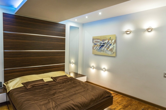 modernes-schlafzimmer-farben-schokobraun-holzpaneele-wandleuchten