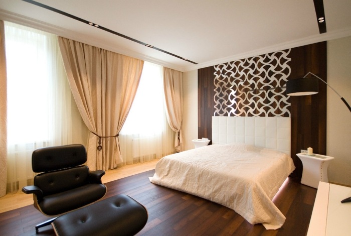 modernes-schlafzimmer-farben-weiss-schoko-braun-holzboden-wandverkleidung