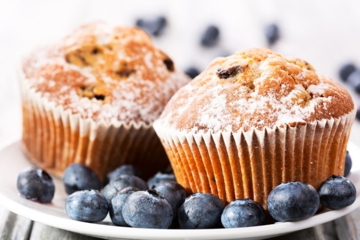 muffins-backen-blaubeeren-puderzucker