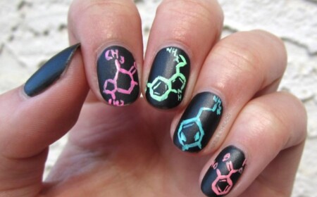 nageldesign-schule-motive-bunte-chemische-verknuepfungen