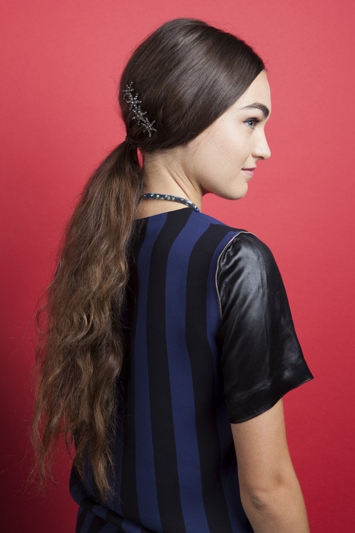 niedrig-im-nacken-sitzender-ponytail-leicht-gewellt-haarspange