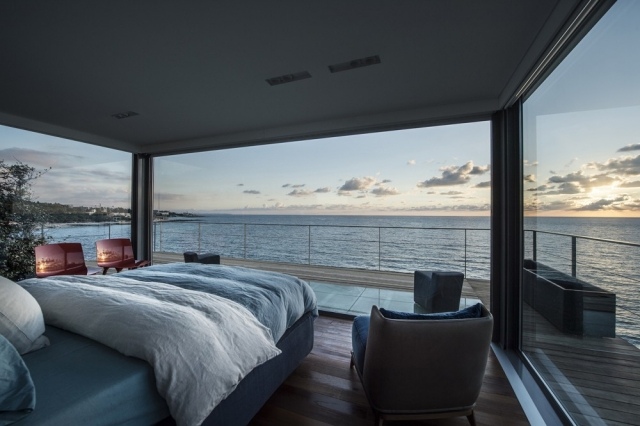 obergeschoss-hauptschlafzimmer-balkon-aussicht-mittelmeer-panoramafenster