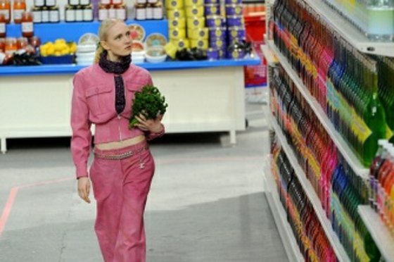 Model-mit-Brokkoli-Supermarkt-Laufsteg-von-Chanel