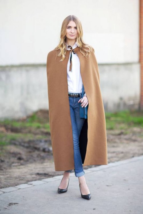outfit-herbst-jeans-weisses-hemd-poncho-camel-farbe