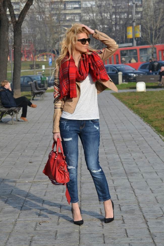 outfit-ideen-mit-jeans-zerrissen-schuhe-mit-absatz-roter-schal-handtasche