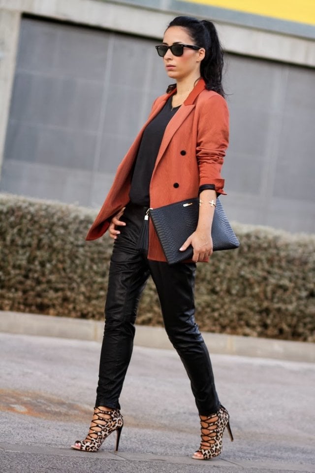 Outfit-Inspirationen für den Herbst schwarze-lederhosen-clutch-ziegelroter-blazer