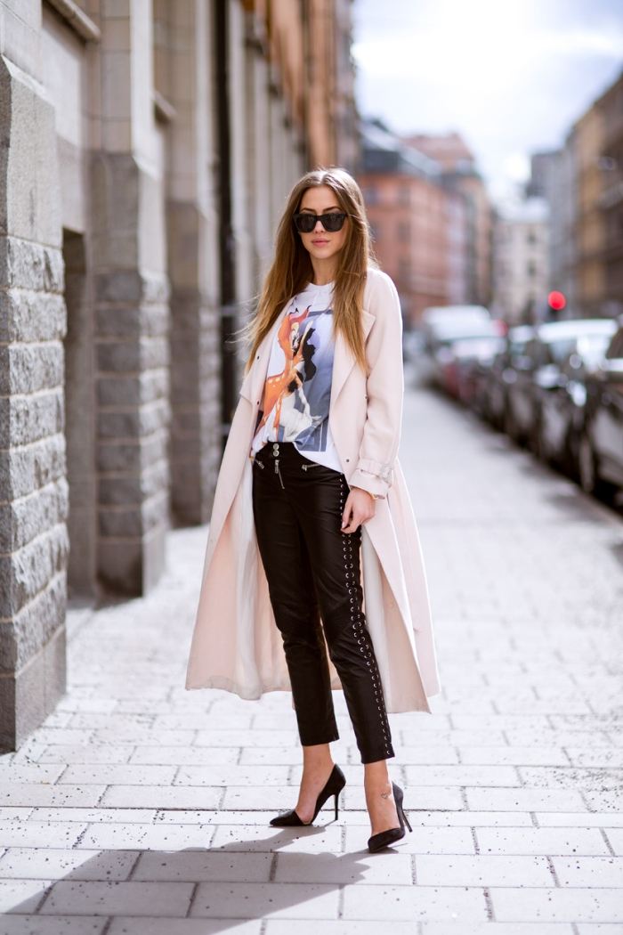 pastellig-rosa-Trenchcoat-Outfit-Ideen-Herbst-pastellige-rosa-nuance-jeans