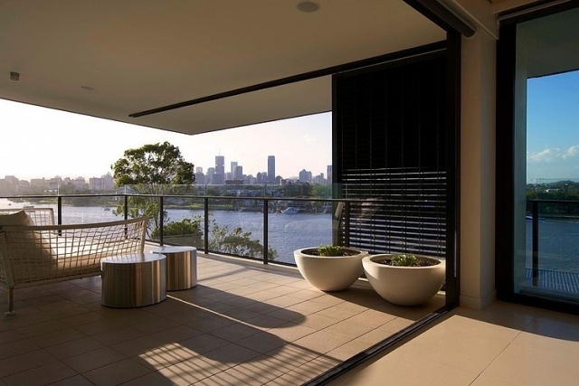penthouse-wohnung-dachterrasse-outdoor-möbel-pflanzenkübel-modern-design