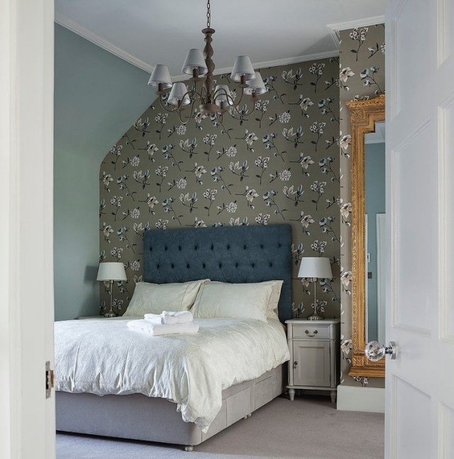 polsterbett-schlafzimmer-wandgestaltung-mit-tapeten-florale-motive-farbe-olivengrün