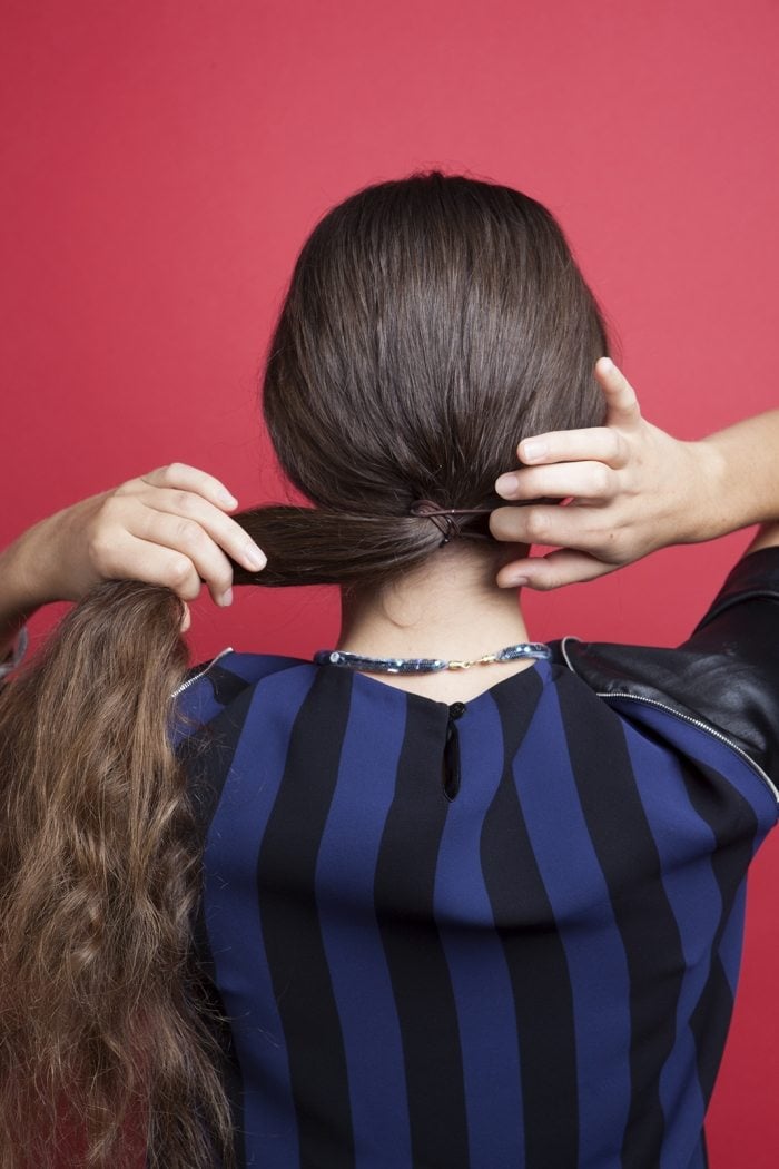 ponytail-frisuren-anleitung-wilder-look-mit-haargummi-fixieren