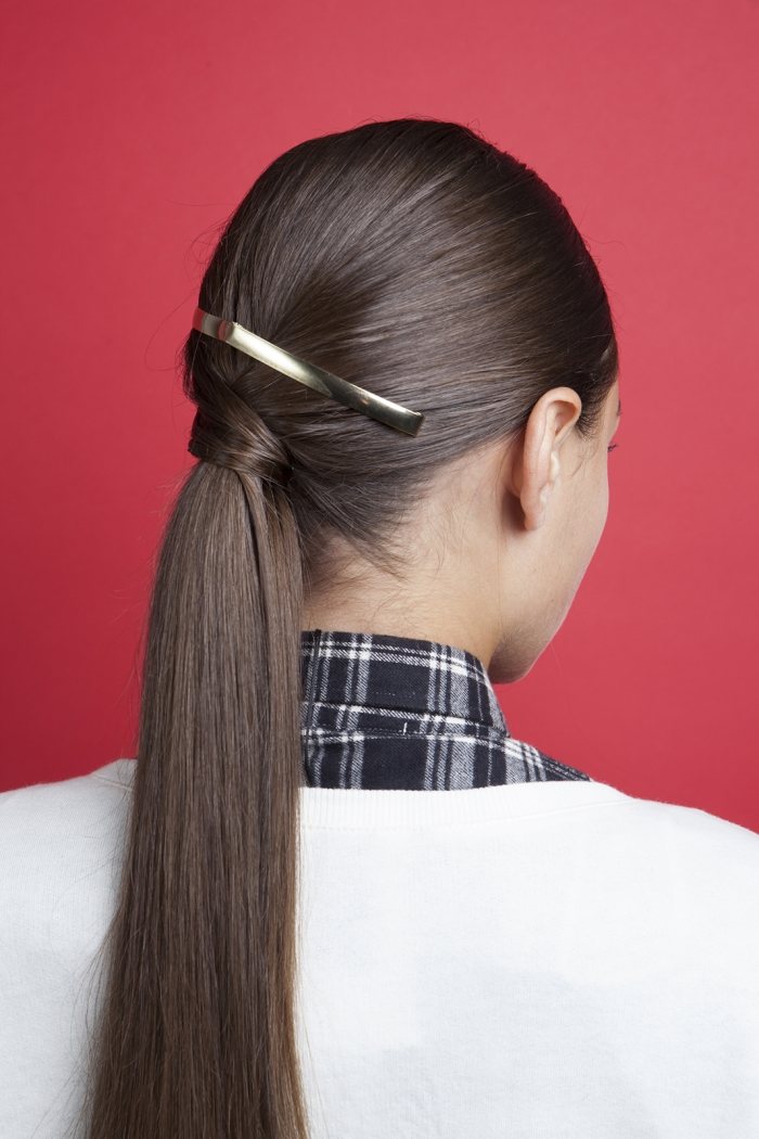 ponytail-frisuren-mal-anders-sleek-look-haarspange-metallisch