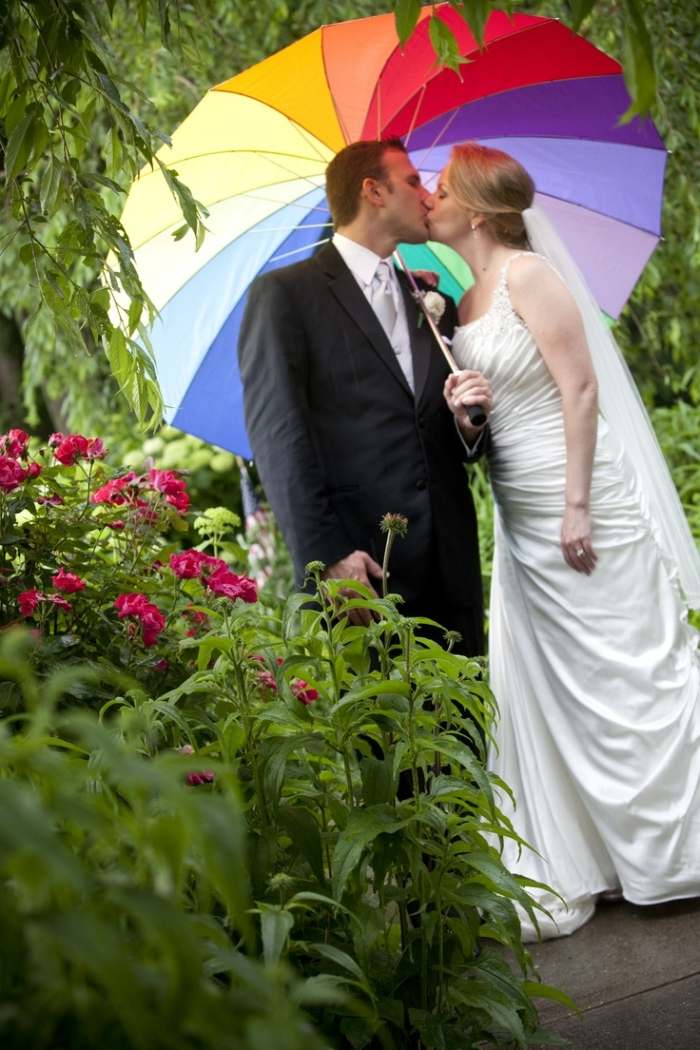regnerische-hochzeit-regenbogen-farben-regenschirm Hochzeit im Herbst