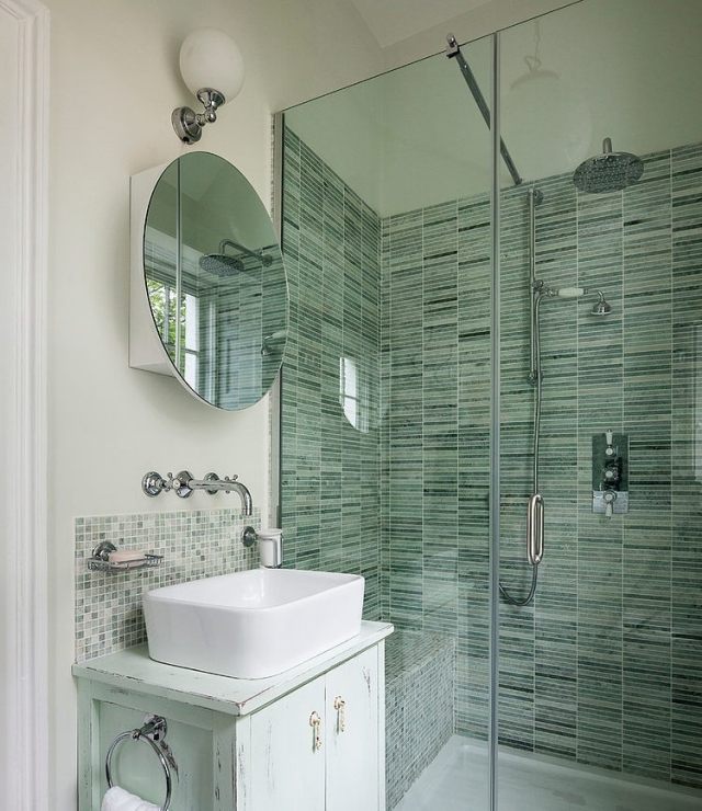 renoviertes-haus-badezimmer-begehbare-dusche-gestreifte-fliesen-glas-trennwand