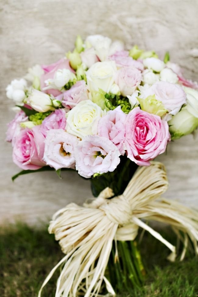 romantisch-brautstrauß-rosa-weiß-rosen-Ganzjahresblumen