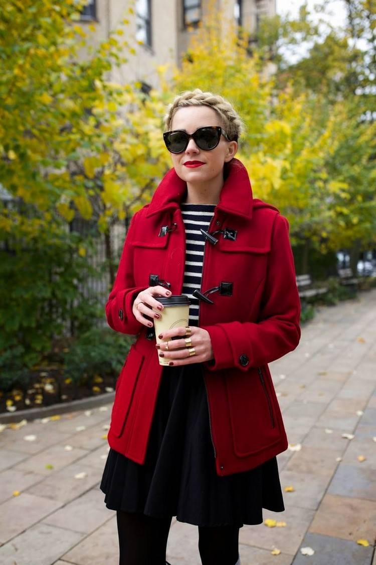 Farbe Rot im Trend -herbst-outfit-roter-mantel-schwarzer-rock-gestreifte-bluse