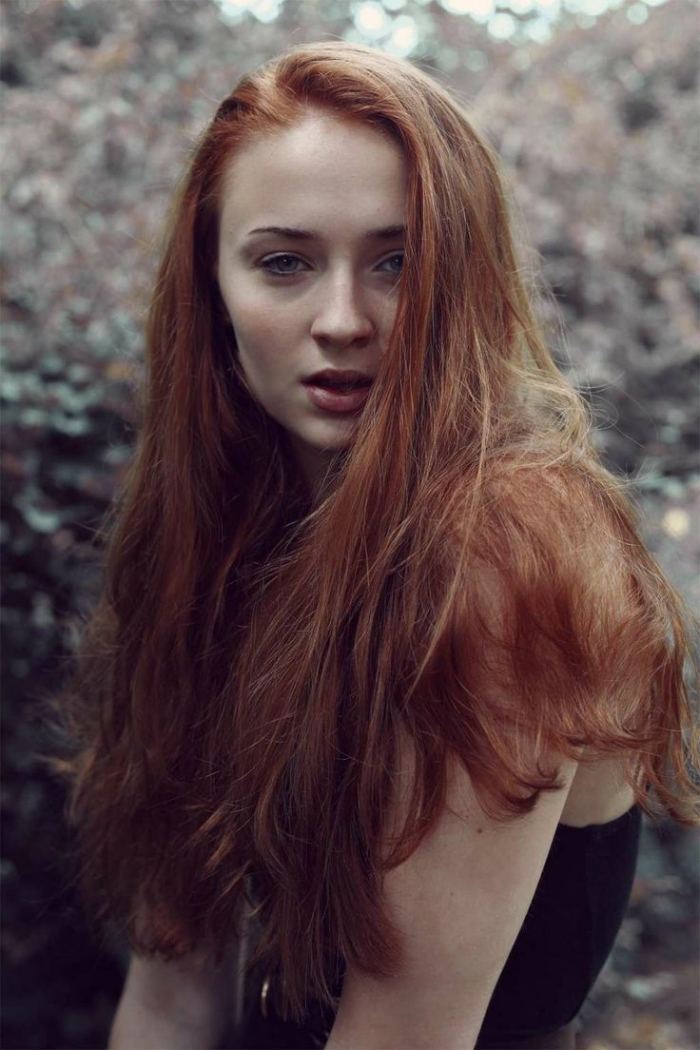 rote-haare-natur-lange-mahne-Sophie-Turner