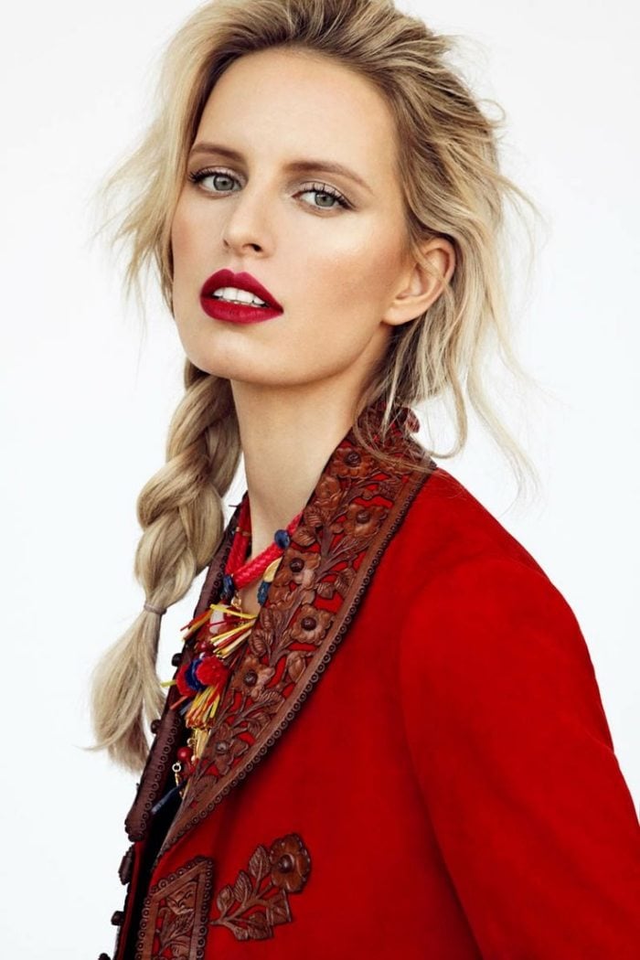 rote-lippen-blonde-haare-seitenzopf-roter-blazer