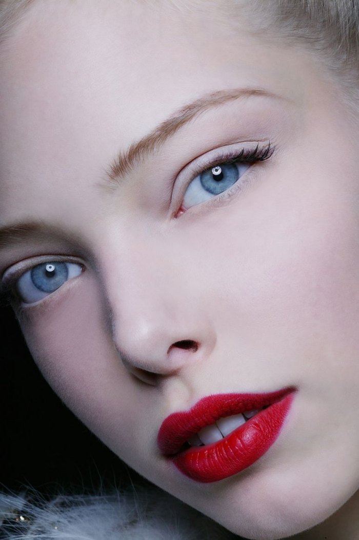 rote-lippen-schminken-anleitung-matt-blaue-augen