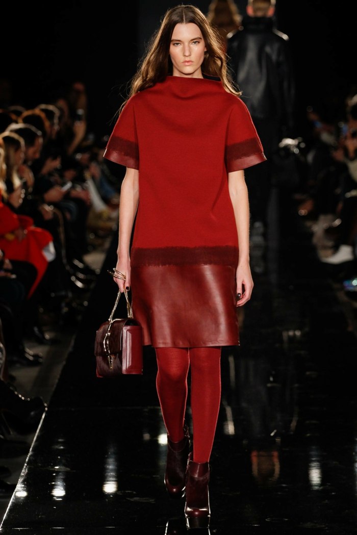 rotes-Kleid-aus-Leder-und-Baumwolle-Handtasche