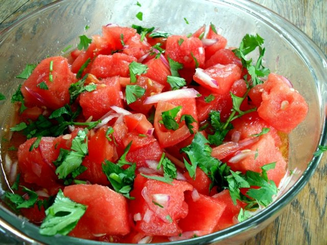 salat gesund tomaten wassermelone gewürze vorspeise