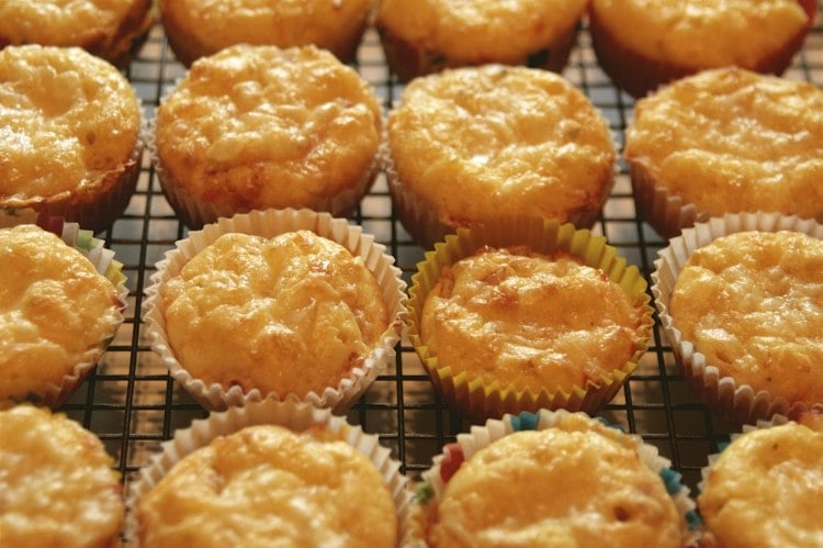 salzige Muffins mit Käse backen-rezept