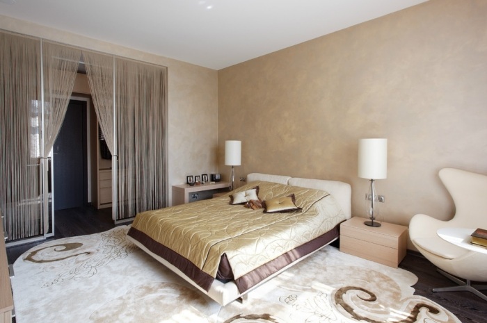 schlafzimmer-beispiele-farben-beige-braun-maltechnik-wandgestaltung