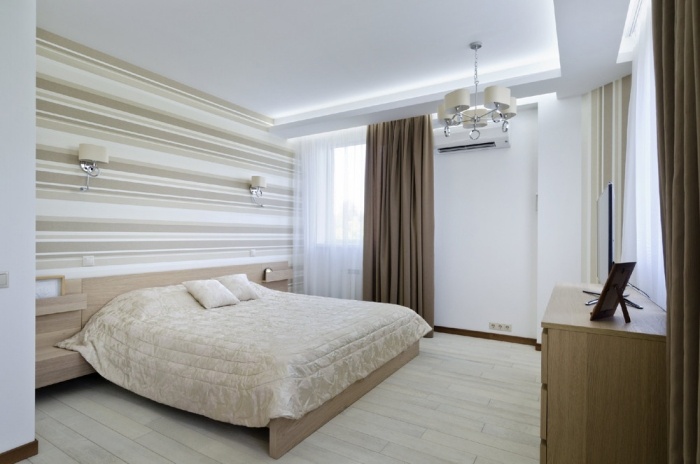 schlafzimmer-beispiele neutrale-farben-beige-braun-wandgestaltung-streifen