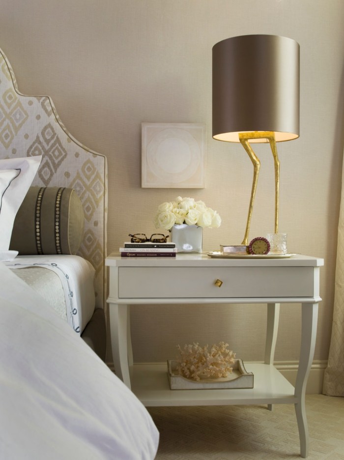 schlafzimmer-einrichten-ausgefallene-tischlampe-goldene-beine-Lampenschirm-zylindrisch