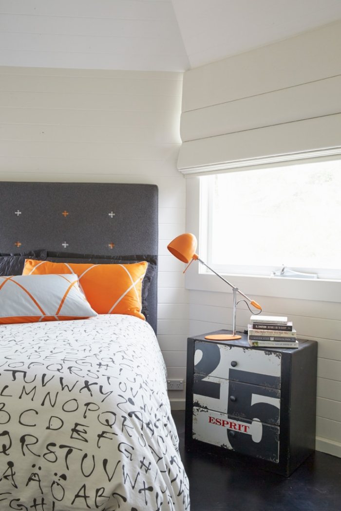 schlafzimmer-einrichtung-orange-leselampe-mechanisch-bewegbar-Leselicht-am-Bett