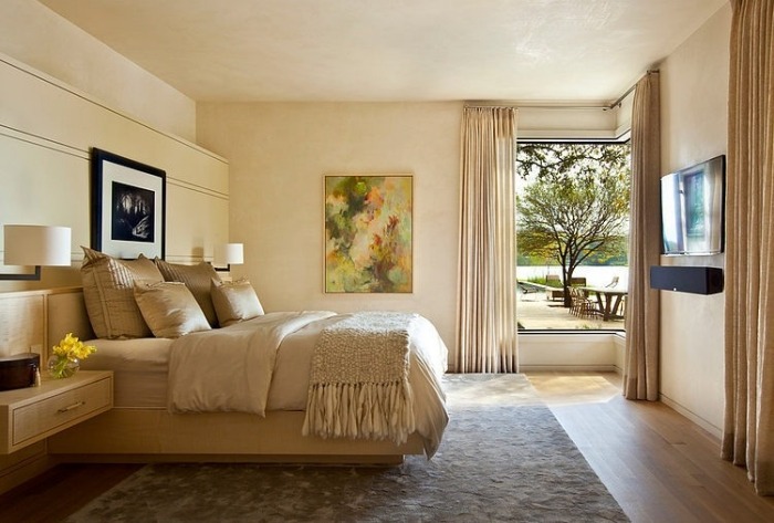 schlafzimmer-hochbett-bodenlange-fenstergardinen-glänzend-goldene-optik