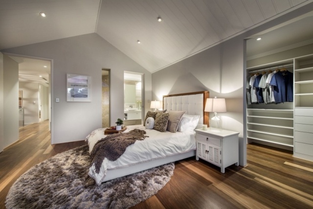 schlafzimmer-laminat-fußboden-dach-verkleidet-in-holz-weiß