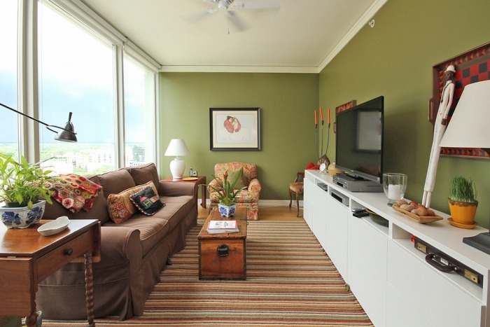 schmales wohnzimmer einrichten eklektische-dekorationen-gruene-wandfarbe