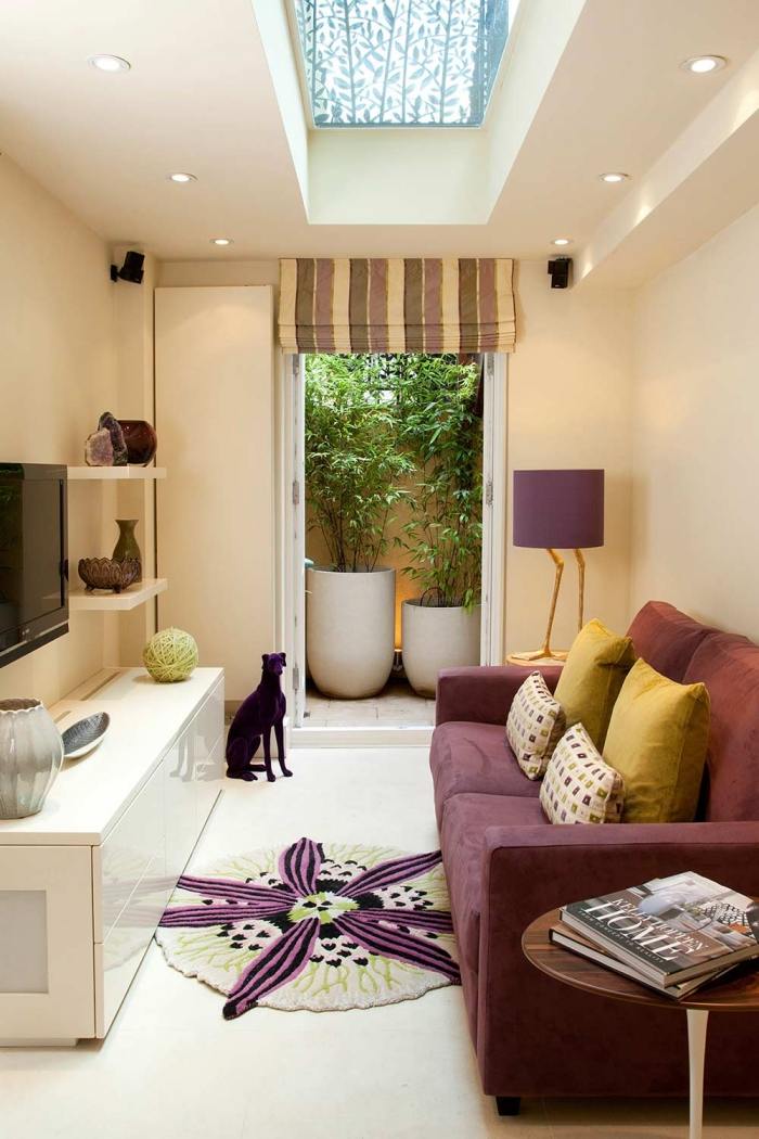schmales wohnzimmer einrichten lilafarbenes-2-er-sofa-tv-wand-montiert