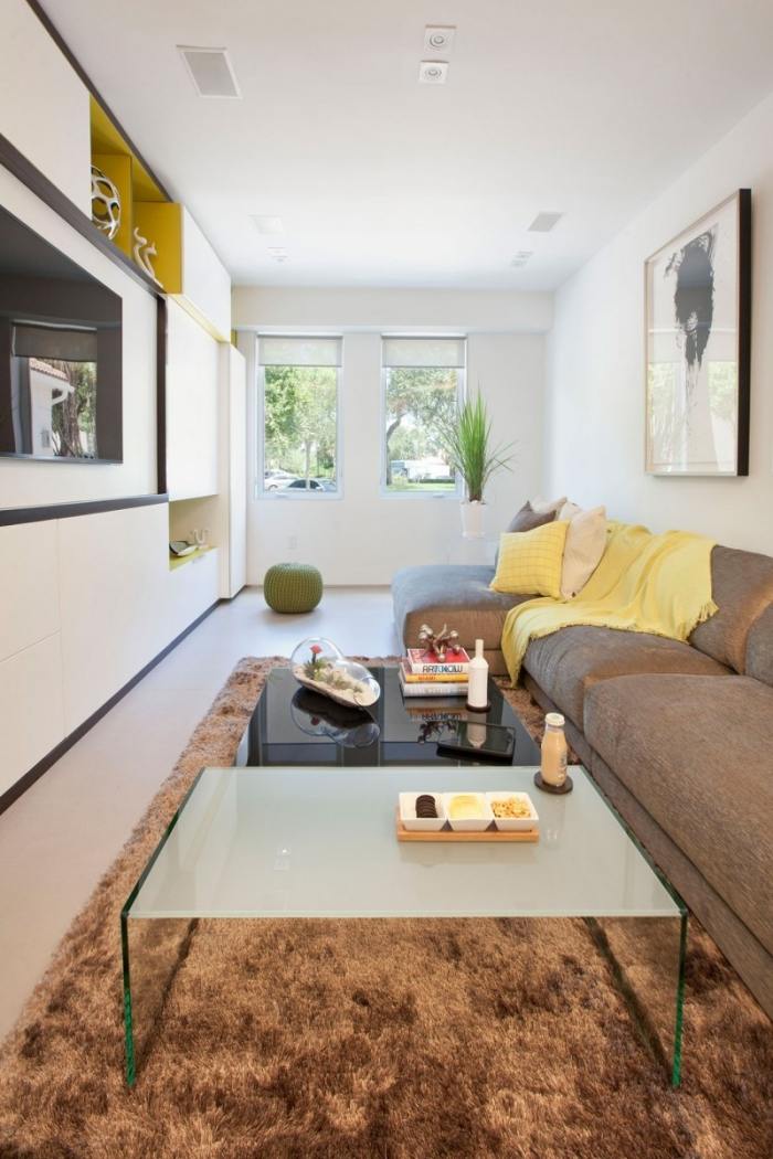 schmales wohnzimmer einrichten -tv-wand-eingebaute-schranke-braun-gelb