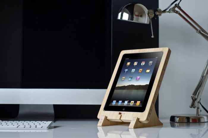 schreibtisch-Accessoire-Ständer-für-Tablet-iPad-aus-Holz-mit-ladestation