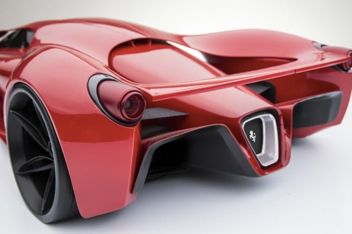 schwarze-Reifen-Ferrari-Auto-mit-Emblem