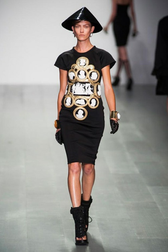 schwarzes-Kleid-mit-Textildruck-Barock-Motiven