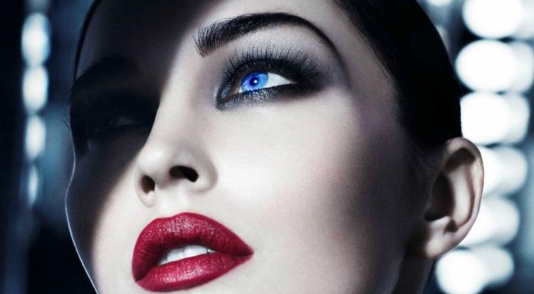 smokey-eyes-blaue-augen-schminktipps-professionell-lippenstift-rot-abend