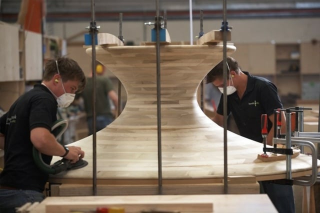 stabiler Designer Esstisch Holz Stück Produktionsprozess